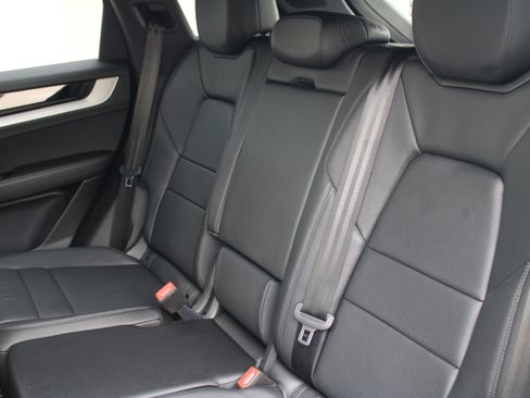 Certified 2025 Porsche Cayenne AWD/4WD image 30