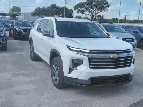 Certified 2025 Chevrolet Traverse LT AWD/4WD image 1