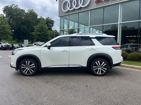 Used 2023 Nissan Pathfinder Platinum FWD image 5