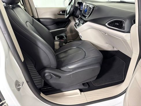 Used 2019 Chrysler Pacifica Touring-L FWD image 13