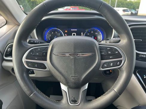 Used 2024 Chrysler Pacifica Touring-L FWD image 13