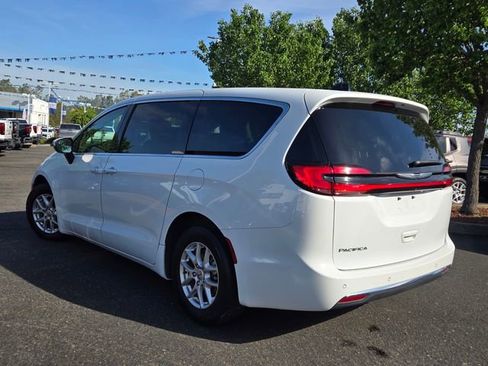 Used 2023 Chrysler Pacifica Touring-L image 6