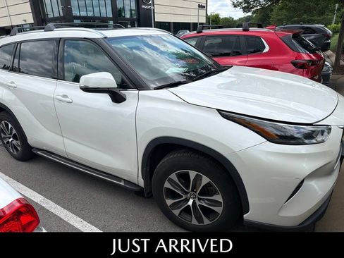 Used 2021 Toyota Highlander XLE AWD/4WD image 5