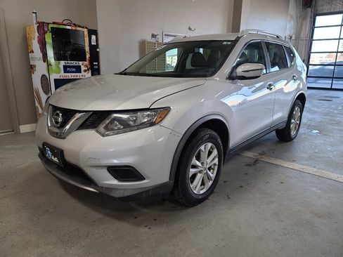 Used 2016 Nissan Rogue SV image 2
