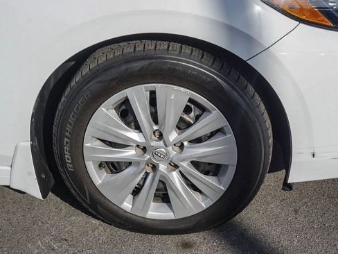 Used 2024 Nissan Sentra S FWD image 9