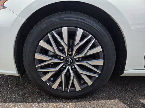 Used 2025 Nissan Altima 2.5 SV FWD image 20