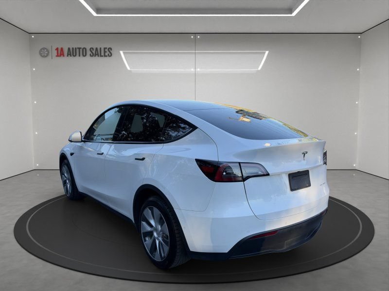 Used 2022 Tesla Model Y Long Range AWD/4WD image 3