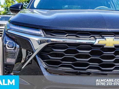 Used 2025 Chevrolet Trax LT FWD image 11