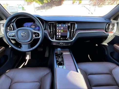 Used 2025 Volvo V60 B5 Cross Country Plus image 18