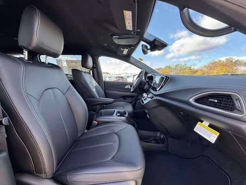 New 2026 Chrysler Pacifica Select FWD image 16