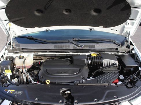 Used 2023 Chrysler Pacifica Touring-L FWD image 8