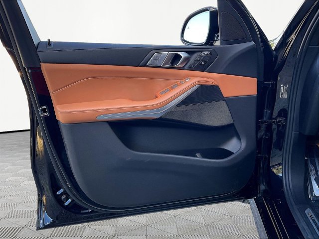 Used 2022 BMW X7 xDrive40i w/ M Sport Package AWD/4WD image 21