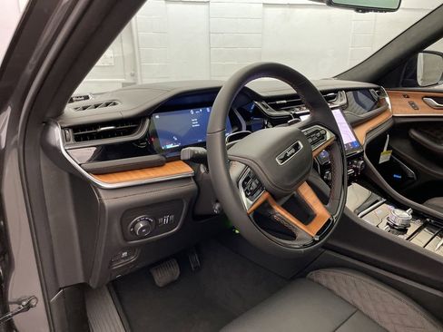 New 2025 Jeep Grand Cherokee Summit image 23