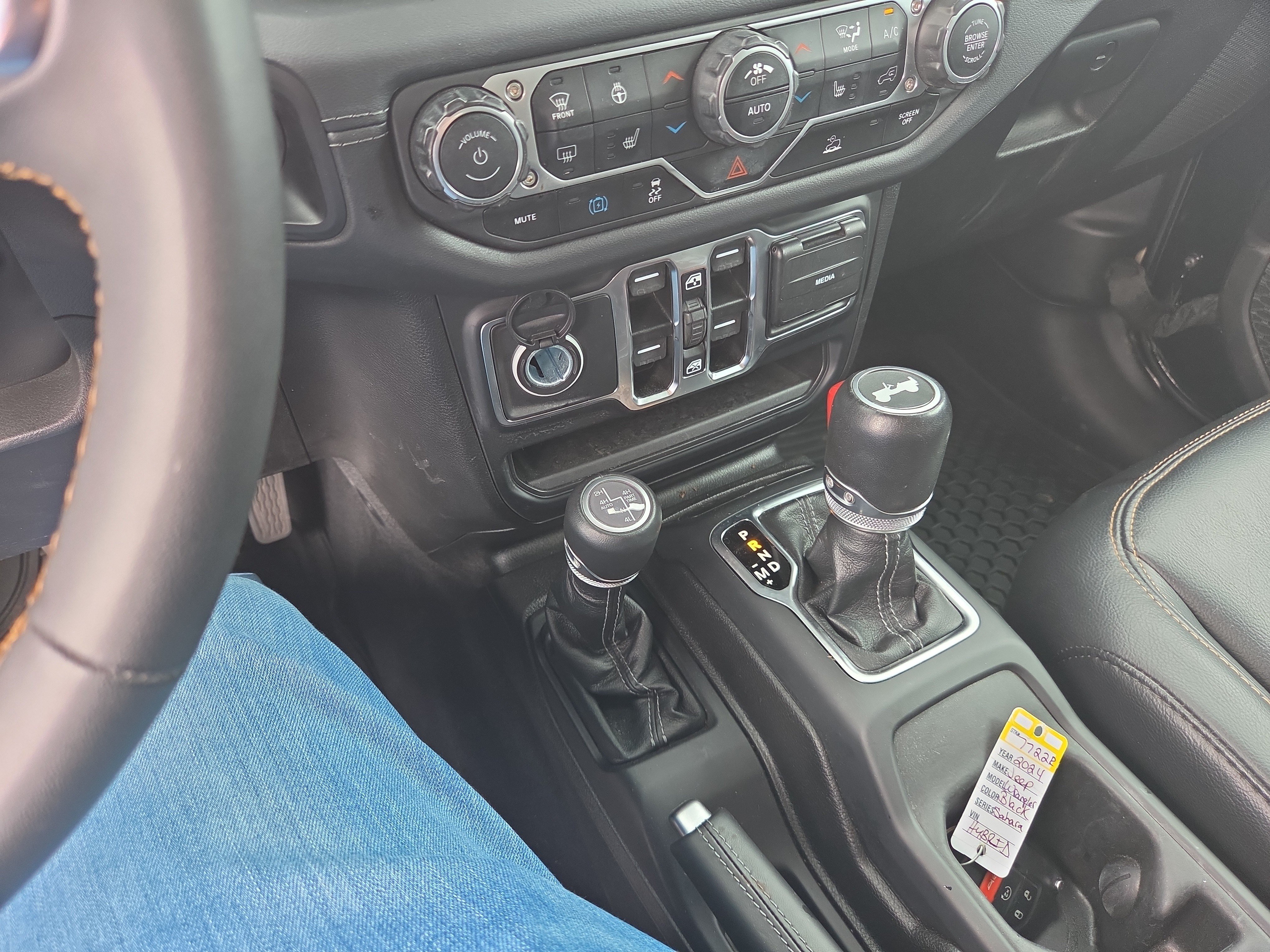 Used 2024 Jeep Wrangler Unlimited Sahara AWD/4WD image 11
