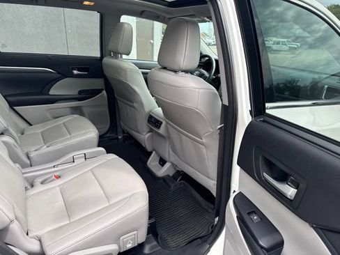 Used 2018 Toyota Highlander Limited Platinum AWD/4WD image 31