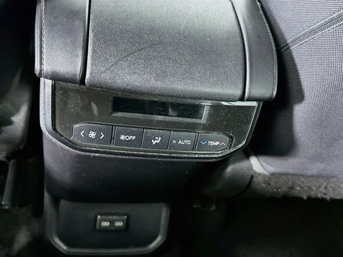 Used 2022 Toyota Highlander LE FWD image 28