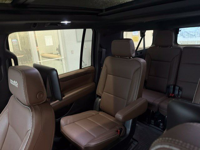 Used 2023 Chevrolet Suburban High Country w/ Advanced Technology Package AWD/4WD image 24