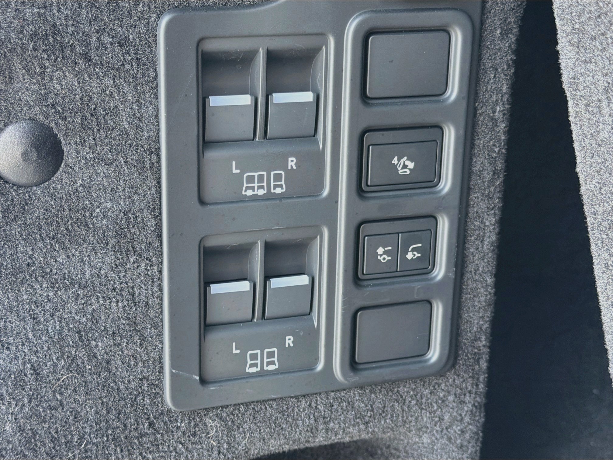 Used 2025 Land Rover Discovery Dynamic SE AWD/4WD image 12