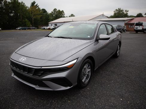 Used 2025 Hyundai Elantra SE image 7