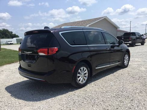 Used 2018 Chrysler Pacifica Touring-L w/ Premium Audio Group FWD image 3