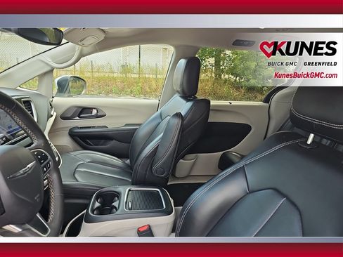 Used 2023 Chrysler Pacifica Touring-L FWD image 29