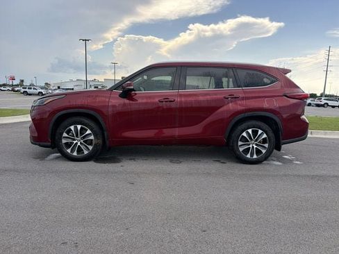 Used 2022 Toyota Highlander XLE FWD image 2
