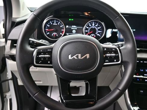 Used 2024 Kia Carnival EX image 39