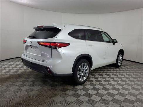 Used 2023 Toyota Highlander Limited FWD image 10