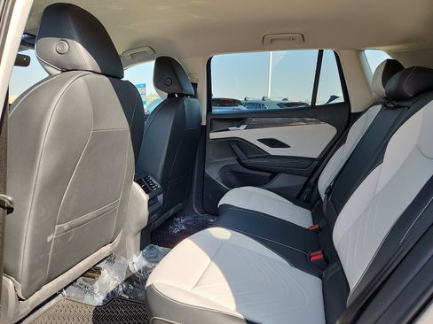 Certified 2025 Volkswagen Tiguan SE image 12