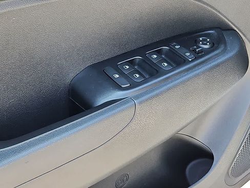 Used 2025 Hyundai Venue SE FWD image 12