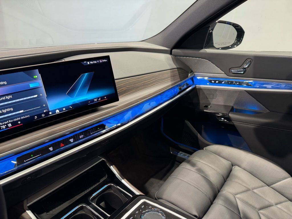 Used 2025 BMW 760i xDrive AWD/4WD image 33