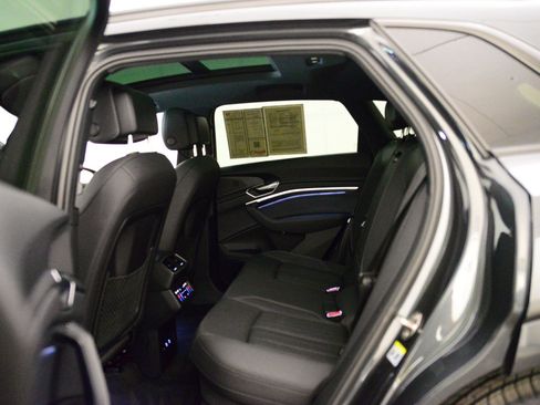 Used 2023 Audi e-tron Premium Plus w/ Premium Plus Package image 13