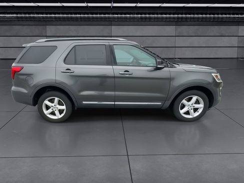 Used 2017 Ford Explorer XLT w/ Equipment Group 201A image 9