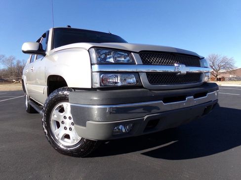 Used 2005 Chevrolet Avalanche Z71 w/ Sun And Sound Package image 8