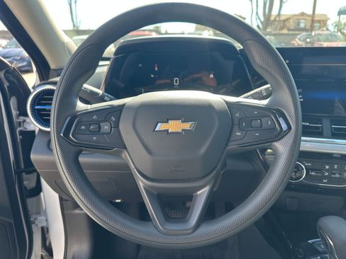 Used 2025 Chevrolet Trax LT image 27