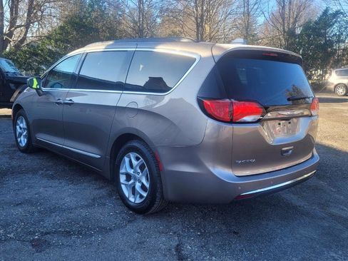 Used 2017 Chrysler Pacifica Touring-L w/ Tire & Wheel Group image 6