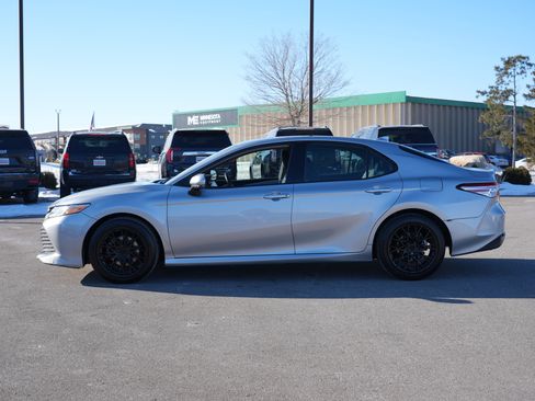 Used 2019 Toyota Camry XLE image 6