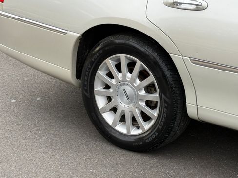 Used 2006 Lincoln Town Car Signature image 7