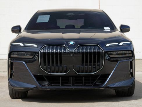 Used 2024 BMW 740i w/ Premium Package 2 RWD image 7
