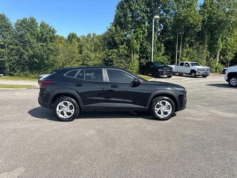 Used 2025 Chevrolet Trax LS w/ LS Convenience Package FWD image 3
