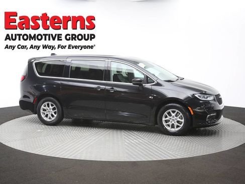 Used 2023 Chrysler Pacifica Touring-L FWD image 48