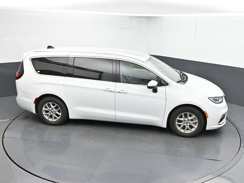 Used 2023 Chrysler Pacifica Touring-L FWD image 33