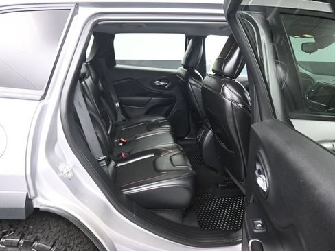 Used 2019 Jeep Cherokee Trailhawk AWD/4WD image 37