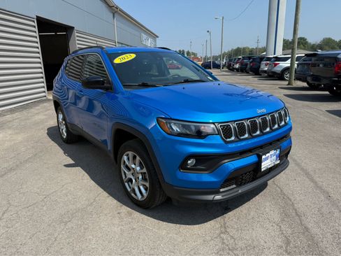 Used 2023 Jeep Compass Latitude image 2