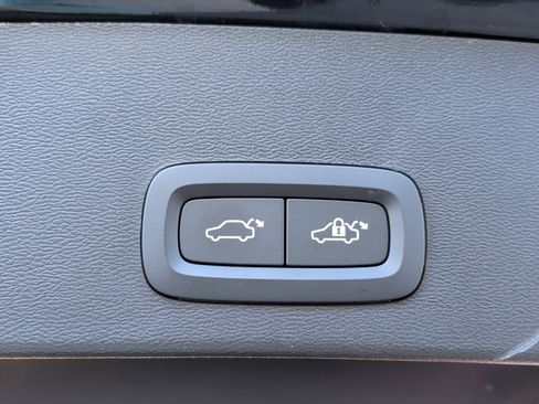 Used 2025 Volvo XC40 B5 Core image 33