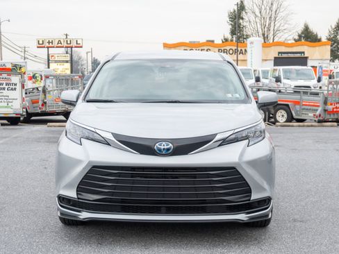 Used 2024 Toyota Sienna LE image 5