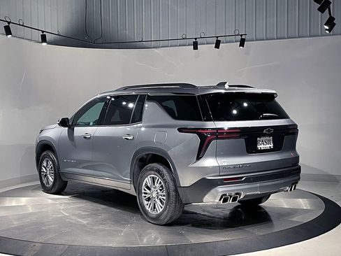 Used 2025 Chevrolet Traverse LT image 16