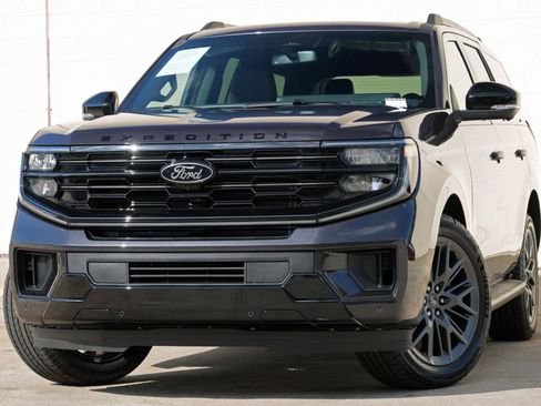 Used 2026 Ford Expedition Platinum w/ Stealth Appearance Package AWD/4WD image 3