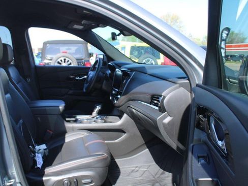 Used 2023 Chevrolet Traverse RS FWD image 11