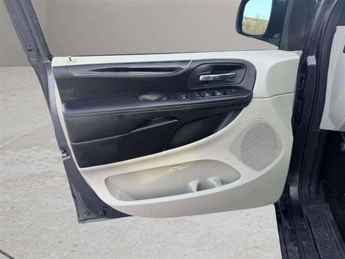 Used 2019 Dodge Grand Caravan SXT image 17